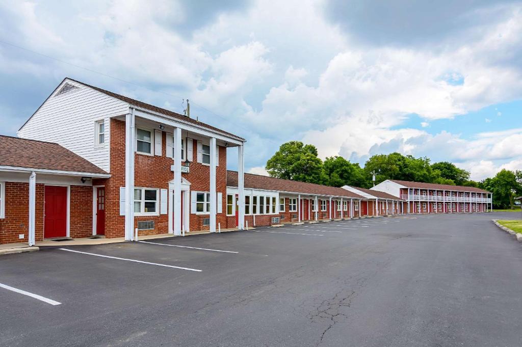 Econo Lodge Woodstock - Shenandoah Valley I-81 Main image 1